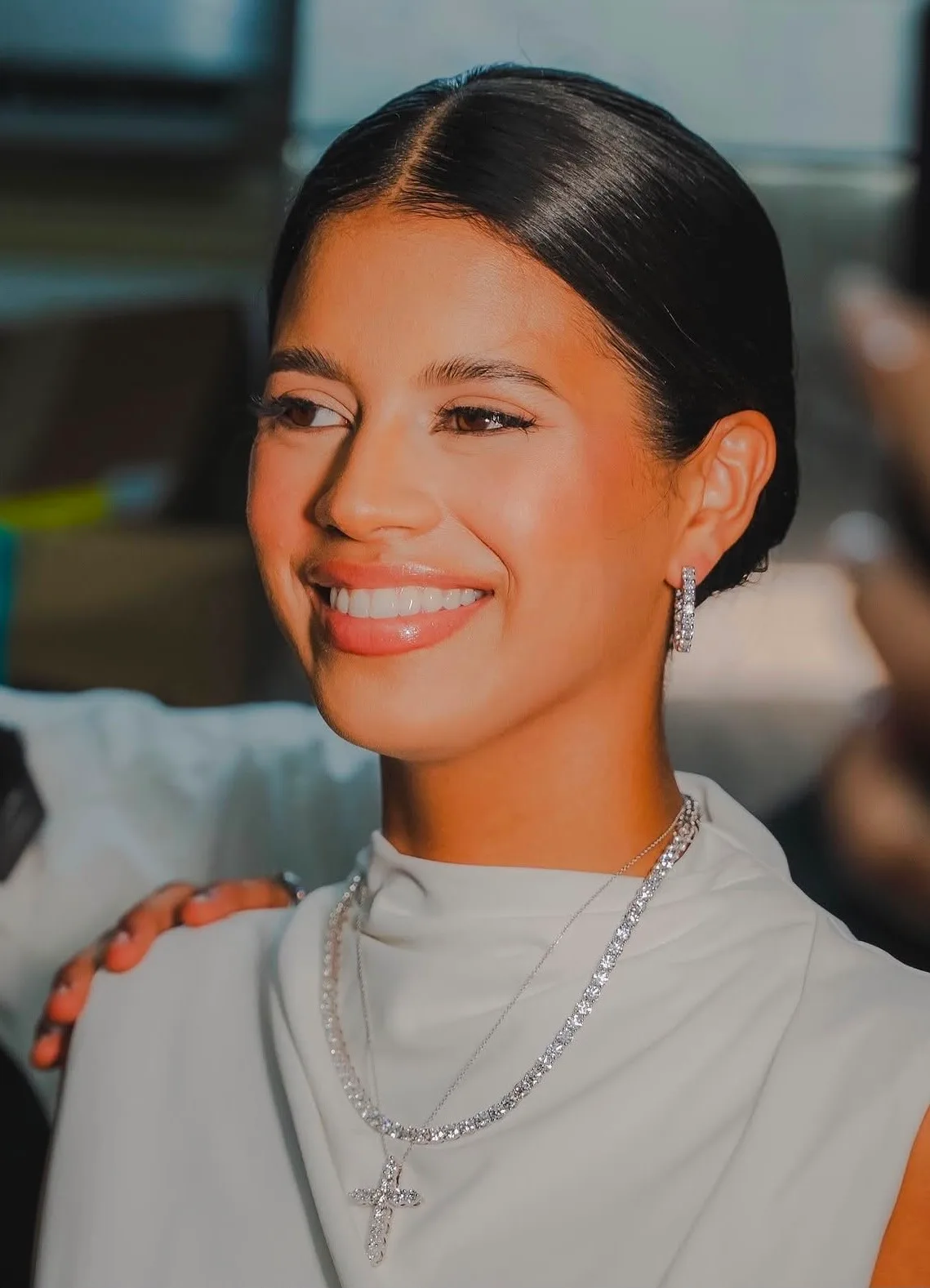 Glossy, glowing makeup with fine jewellery