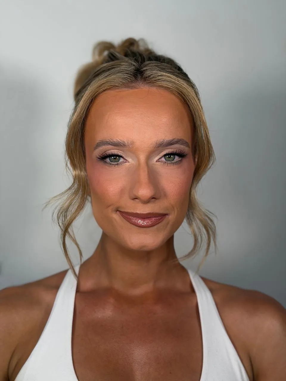 Radiant bridal glam with a soft smoky eye